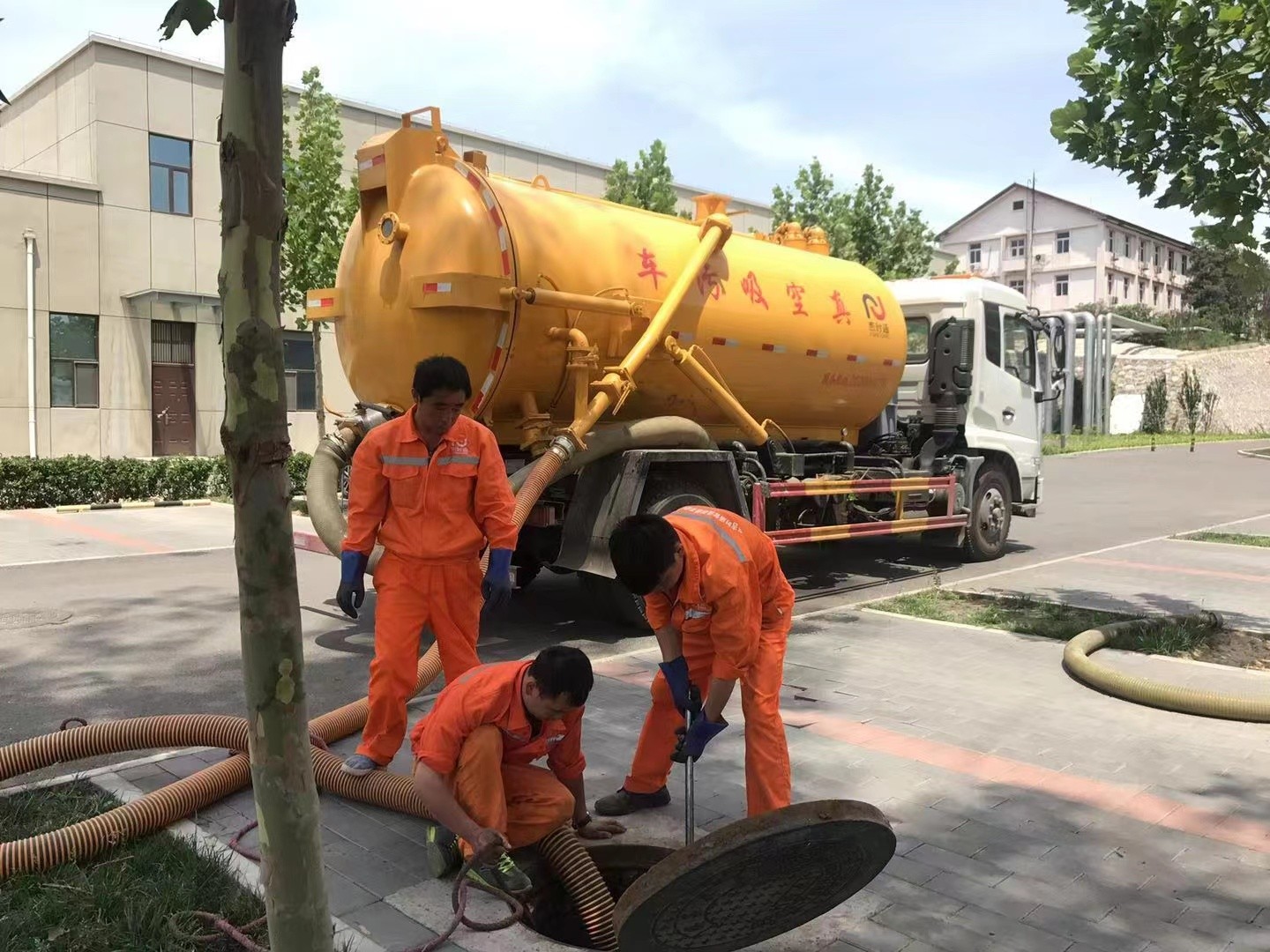 寻乌管道疏通车停在窨井附近